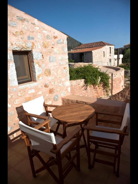 Arapakis Historic Castle Aparthotel Pyrgos Dirou Room photo
